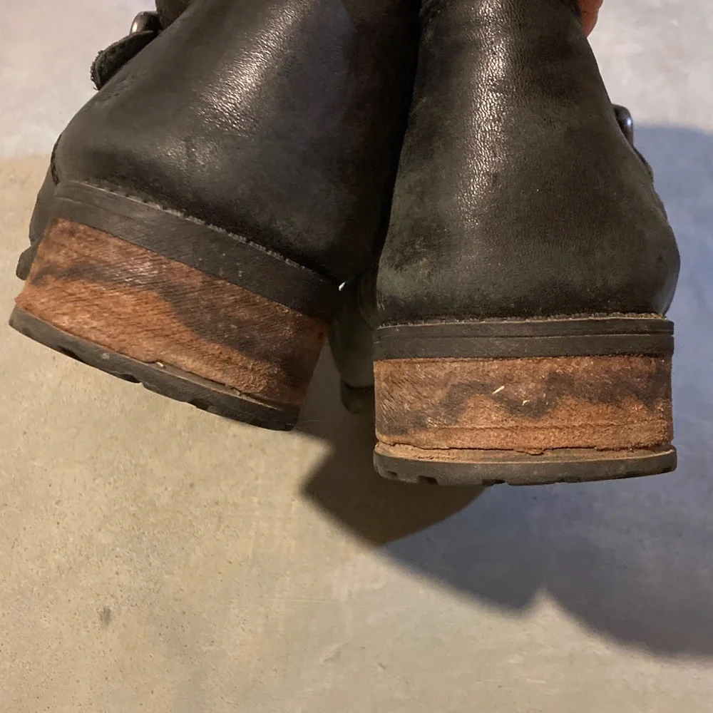 Ugg Chaney Leather Shearling Boot - Picture 4 of 8